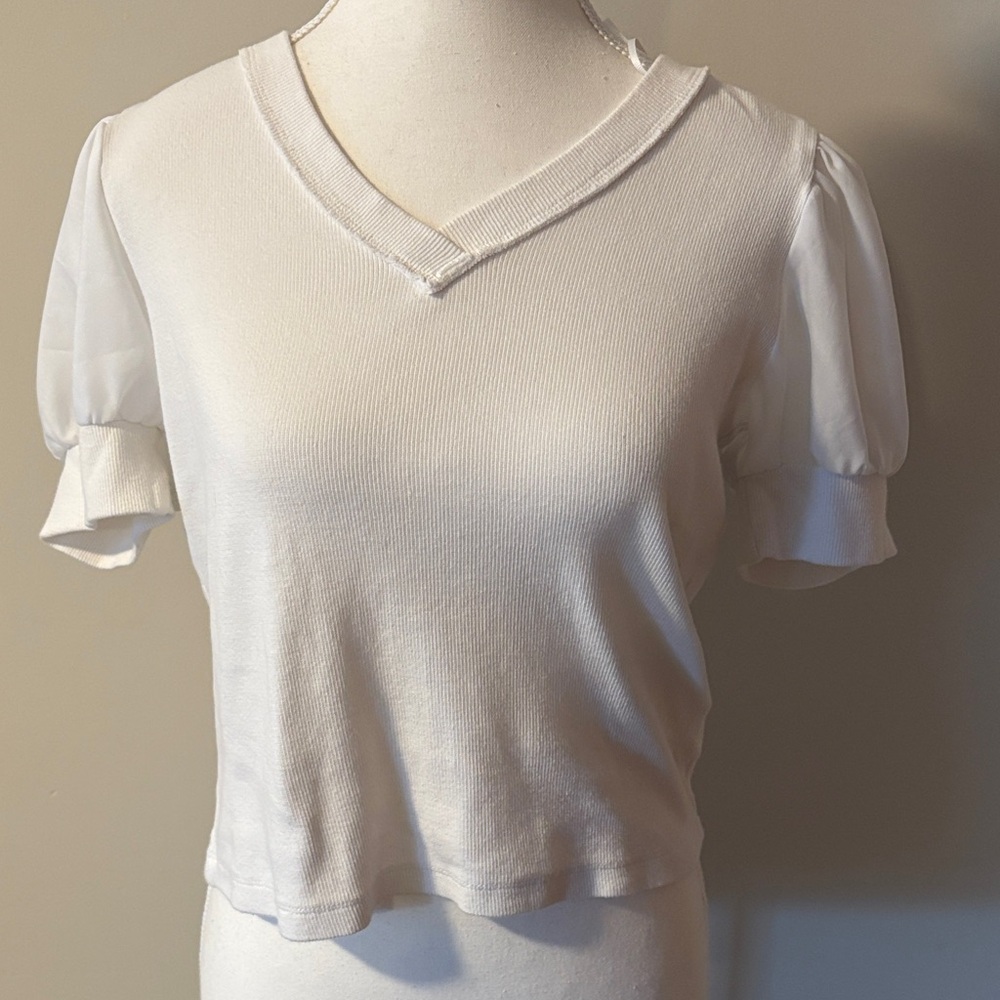 NWOT Steve Madden White V-Neck Puff Sleeve Crop Top. Size Medium